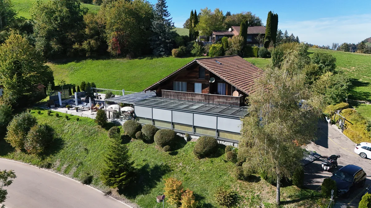 Das Restaurant Berg im Ghöch thront hoch über Bäretswil und Fischenthal. Luftbild des Restaurants Berg im Ghöch ob Bäretswil.